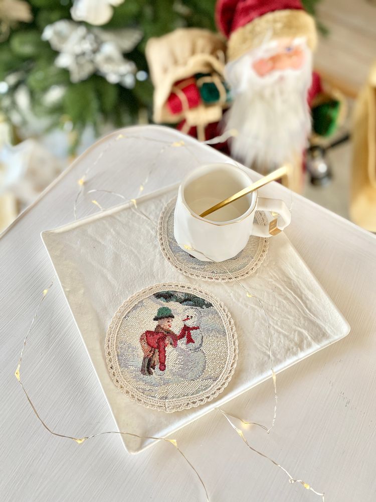 Серветка-підкладка кругла новорічна гобеленова "Зимова пригода" (срібний люрекс)
